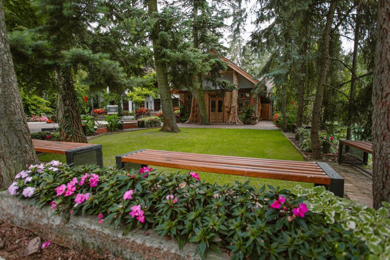 Dom W Starym Parku Hotel Biskupice  Buitenkant foto