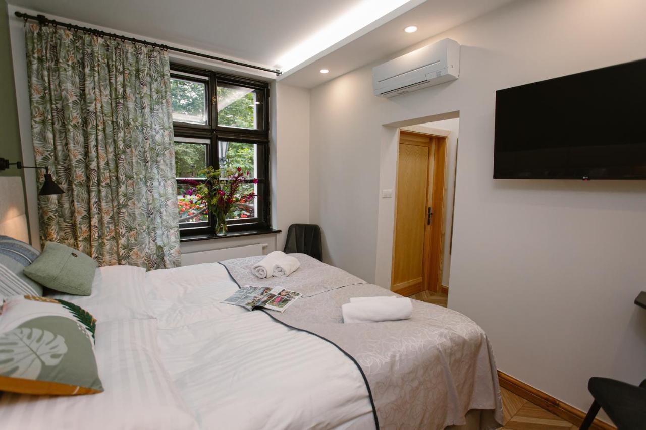 Dom W Starym Parku Hotel Biskupice  Buitenkant foto